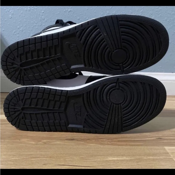 BLACK WHITE AIR JORDAN RETRO 1 HIGH TOP - Picture 3 of 4